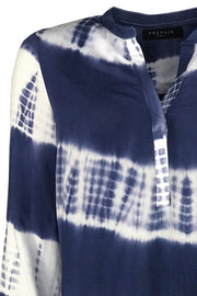 Sara | Blå/Hvid | Bluse med batik print fra Prepair