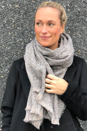 Amie Scarf | Grey | Grafisk tørklæde fra Stylesnob