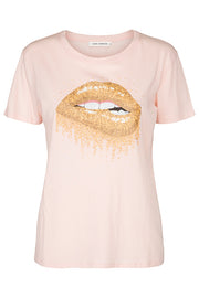 GOLDEN KISS | Cameo Rose | T-shirt med guld læber fra SOFIE SCHNOOR