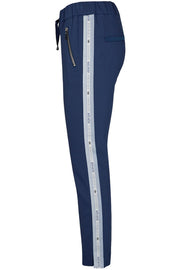 Levon Logo Pant | Mørkeblå | Ankel bukser fra Mosh Mosh