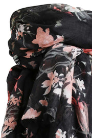 Bara Scarf | Black | Tørklæde med blomster fra Stylesnob