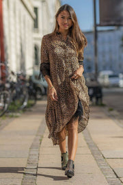 Stella Dress | Leopard | Kjole med dyreprint fra Emm Copenhagen