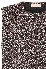 Adney Wa Quilt | Black Flower Mix | Blomstret quilt vest fra Freequent