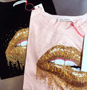 GOLDEN KISS | Cameo Rose | T-shirt med guld læber fra SOFIE SCHNOOR