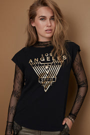 Nikoline T-shirt | Sort | T-shirt med guld tryk fra Sofie Schnoor