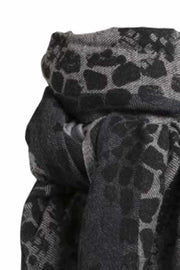 ILY SCARF | Grey | Vævet tørklæde med print fra STYLESNOB