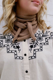 Triangle Knitted Scarf | Frappe | Tørklæde fra Black Colour