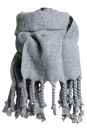 Zedi scarf | Grey | Halstørklæde med snoede frynser fra Stylesnob