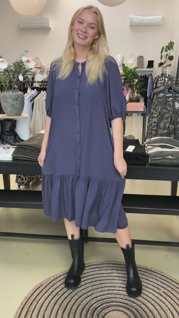 Monica Puff Sleeve Dress | Navy | Kjole fra Black Colour