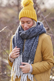 Jen scarf | Black | Halstørklæde med lyse frynser fra Stylesnob
