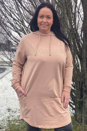 Malle Dress | Camel | Sweatshirtkjole med guldtryk fra Prepair