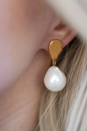 BAROQUE PEARL | Guld | Stor perle ørering fra ENAMEL