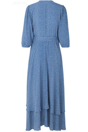 Bibbi dress I Blå/hvid I Slå-om kjole med print fra MbyM