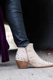 Clarissa | Beige | Støvlet med nitter fra Copenhagen Shoes