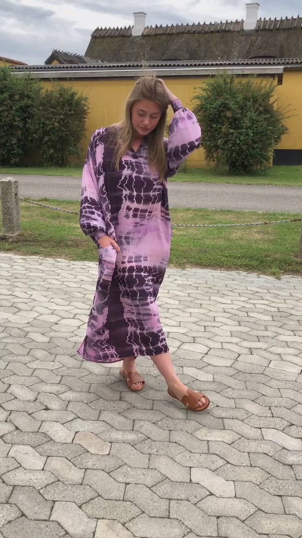 Pixi Batik Kaftan Dress | Lavender Batik | Lang kjole med print fra Black Colour