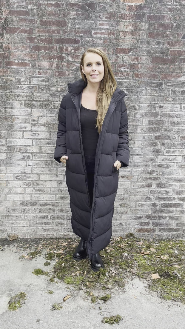 Lulu Extra Long Puffer Jacket | Black | Frakke – Lisen.dk