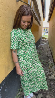 Alma T-shirt Dress | Green Flower | Kjole fra Liberté