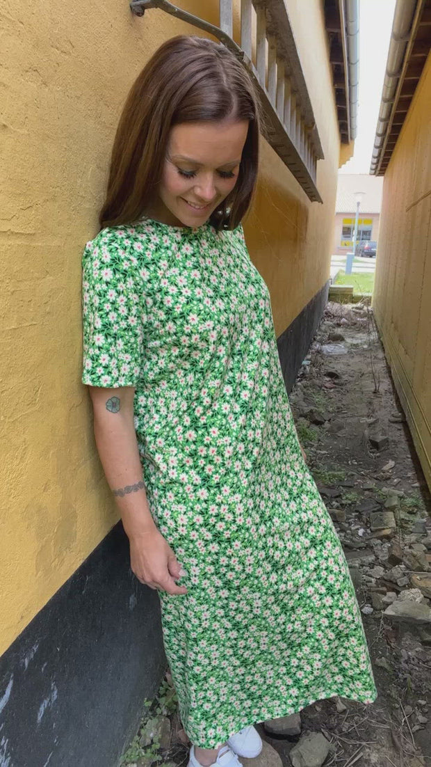 Alma T-shirt Dress | Green Flower | Kjole fra Liberté