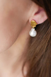 Alua Earring | Guld | Hænge øreringe med hvid perle fra Enamel