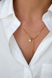 Azra Necklace | Guld | Halskæde med hvid perle fra Enamel