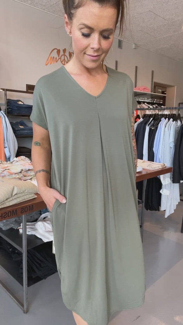 Floi Dress Solid | Dusty Olive | Kjole fra Freequent