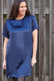 Gaya Dress | Mørkeblå | Kjole med blonderyg fra Freequent