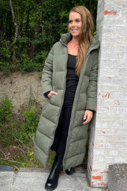 Lulu Extra Long Puffer Jacket | Army | Frakke fra Lululia