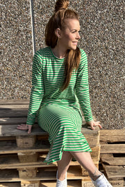 Alma LS T-shirt Dress | Dark Sand Green Stripe | Kjole fra Liberté