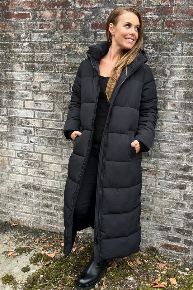 Lulu Extra Long Puffer Jacket | Black | Frakke fra Lululia
