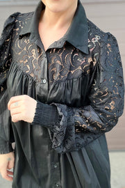 Malika Lace Shirt Dress | Black | Kjole fra Black Color