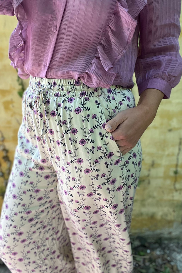 Estrid Pants | Creme | Bukser fra Lollys Laundry