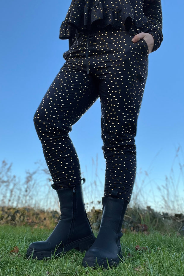 Alma Pants | Black Gold Dot (2) | Bukser med polkaprikker fra Liberté