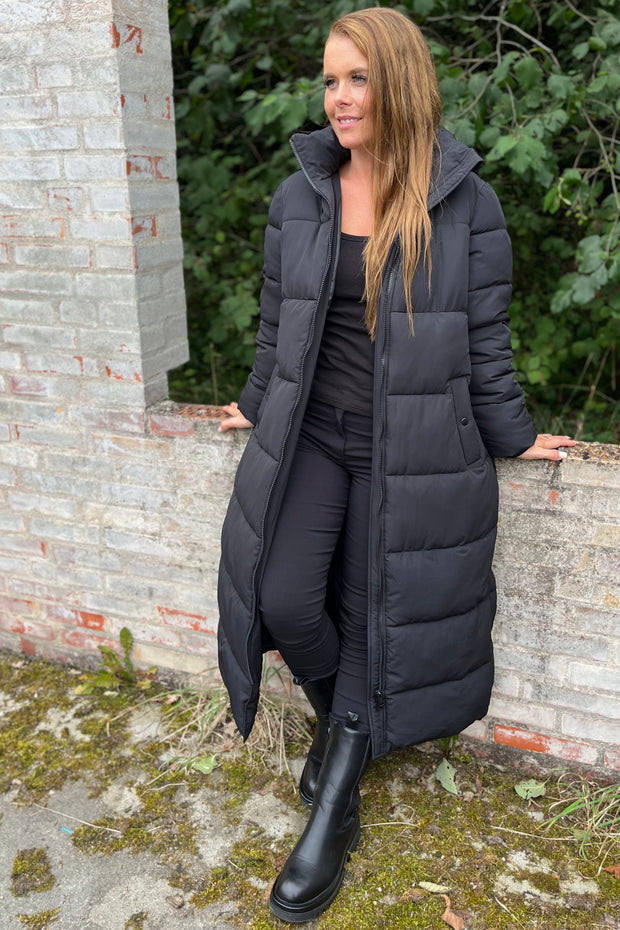 Lulu Extra Long Puffer Jacket | Black | Frakke fra Lululia