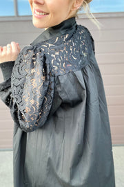 Malika Lace Shirt Dress | Black | Kjole fra Black Color