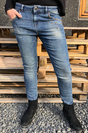 Jaime Stone Jeans | Light blue denim | Jeans med nitter fra Mos Mosh