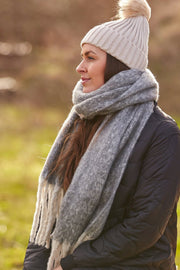 Jen scarf | Grey | Halstørklæde med lyse frynser fra Stylesnob