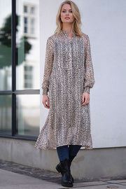 Joanna Dress | Sand | Lang kjole med Print fra Prepair