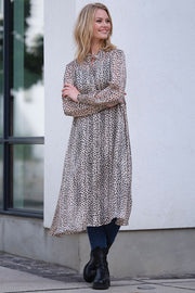 Joanna Dress | Sand | Lang kjole med Print fra Prepair