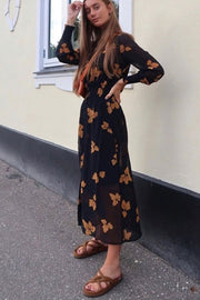 Karlotta Dress Flora | Sort | Lang kjole med bladtryk fra FreeQuent