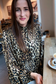 Karoline Blouse | Leo / Sort | Bluse med leopardprint fra Liberté