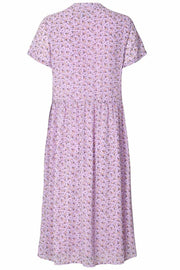 Aliya dress I Lavendel I Blomstret kjole fra LOLLYS LAUNDRY