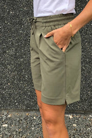 Lizy-Sho | Dusty Olive | Shorts fra Freequent