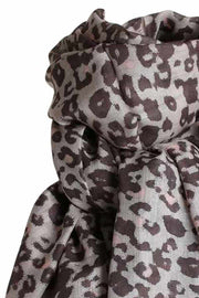 Louba Scarf | Charcoal | Tørklæde med leo print fra Stylesnob