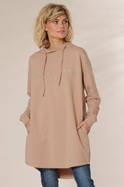 Malle Dress | Camel | Sweatshirtkjole med guldtryk fra Prepair