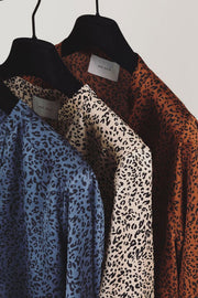 CHERIE | Caramel | Skjorte med blomsterprint fra Neo Noir