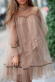 Camille Dot Dress | Tan | Tyl kjole med prikker fra Emm Copenhagen