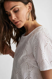 Angela blouse | White | Broderie anglaise bluse fra Freequent