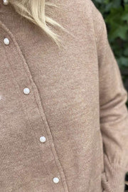 Tanja Knit Cardigan Pearl Button | Camel | Strik cardigan fra Noella