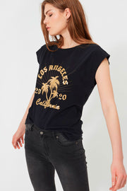 Nikoline T-shirt | Black | T-shirt med tryk fra Sofie Schnoor