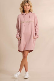 Malle Dress | Rosa | Sweatshirtkjole med guldtryk fra Prepair
